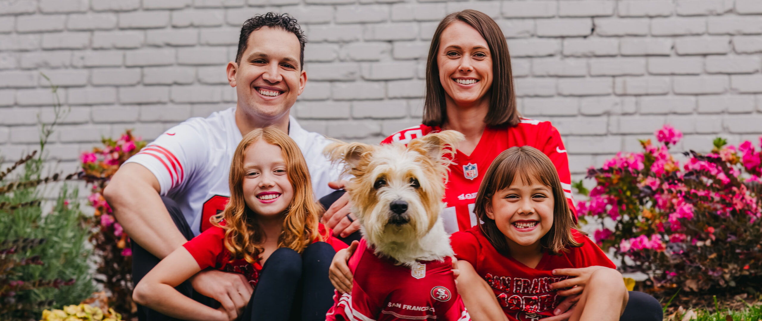 san francisco 49ers fans pose in their jerseys during a family photo shoot in chattanooga