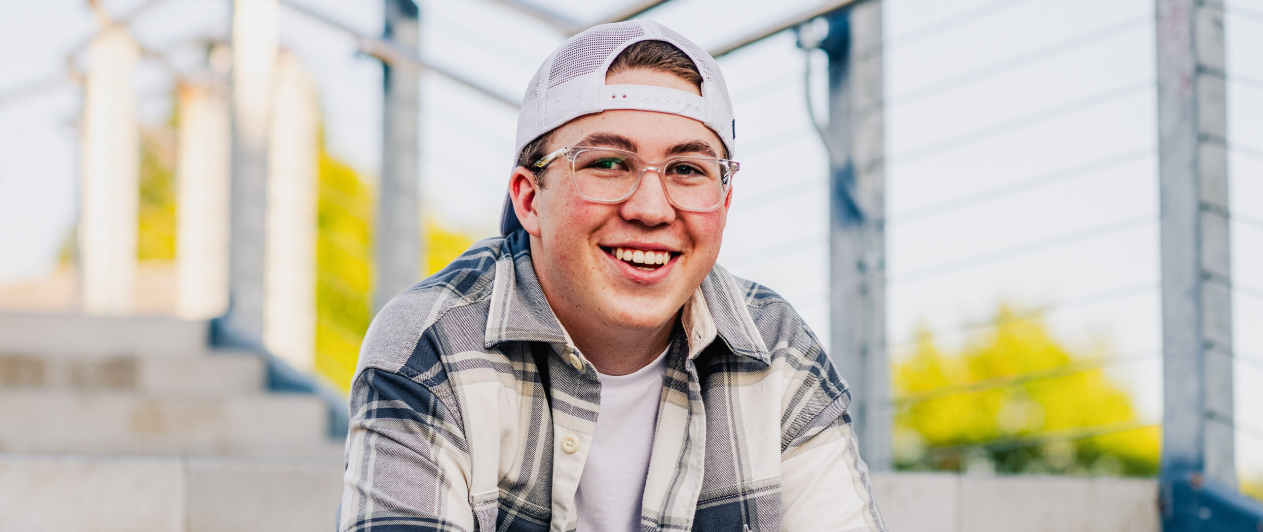 a high school senior sits steps in chattanooga